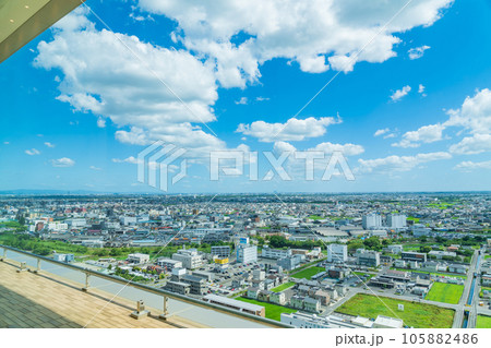 岐阜県庁、清流ロビーからの眺め〈岐阜県岐阜市〉 105882486