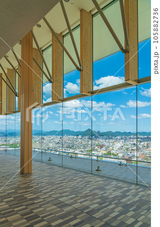 岐阜県庁、清流ロビーからの眺め〈岐阜県岐阜市〉 105882736