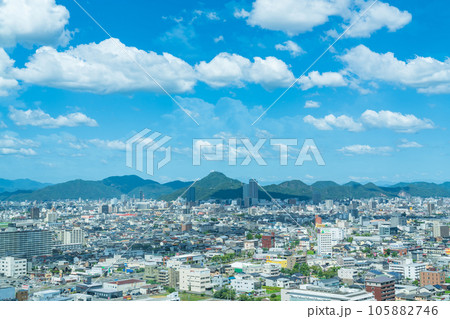 岐阜県庁、清流ロビーからの眺め〈岐阜県岐阜市〉 105882746