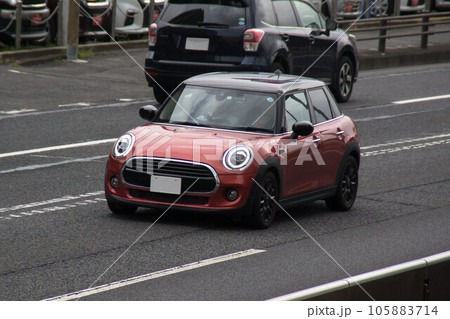 コンパクトカー　ミニカー　道路走行 105883714