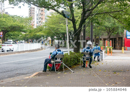 警察官によるスピード違反の取締り 105884046