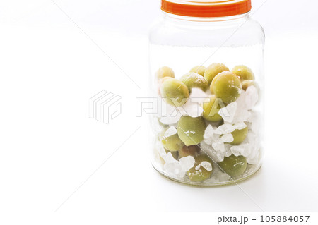瓶に入った梅の実 手作り果実酒 青梅を漬ける作業 梅酒造り イメージ素材 瓶に入った梅の実 手作り果実酒 青梅を漬ける作業 梅酒造り イメージ素材 105884057