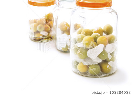 瓶に入った梅の実 手作り果実酒 青梅を漬ける作業 梅酒造り イメージ素材 瓶に入った梅の実 手作り果実酒 青梅を漬ける作業 梅酒造り イメージ素材 105884058