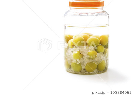 瓶に入った梅の実 手作り果実酒 青梅を漬ける作業 梅酒造り イメージ素材 瓶に入った梅の実 手作り果実酒 青梅を漬ける作業 梅酒造り イメージ素材 105884063