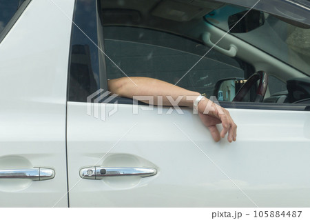 窓から手を出して運転してるドライバー 窓から手を出して運転してるドライバー 105884487