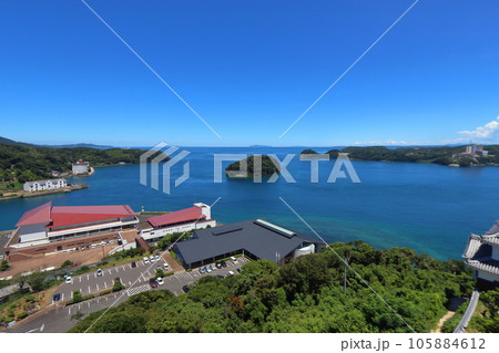 平戸城から眺める平戸瀬戸の黒子島、平戸オランダ商館、牛ヶ首方面 105884612