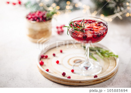 Refreshing drink with cranberries Refreshing drink with cranberries 105885694