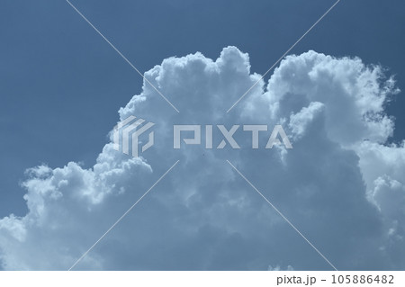北杜市白州町、夏空に大きく高く沸き立つ入道雲 北杜市白州町、夏空に大きく高く沸き立つ入道雲 105886482