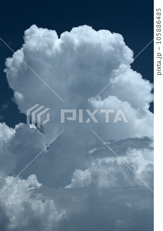 北杜市白州町、夏空に大きく高く沸き立つ入道雲 北杜市白州町、夏空に大きく高く沸き立つ入道雲 105886485