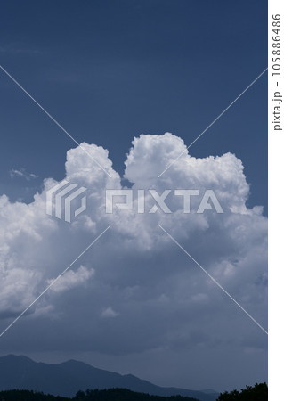 北杜市白州町、夏空に大きく高く沸き立つ入道雲 105886486