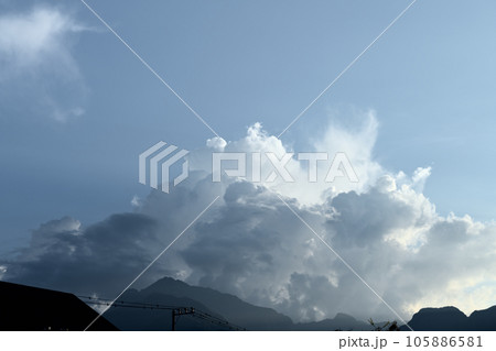 北杜市白州町、夏の午後沸き立つ入道雲 北杜市白州町、夏の午後沸き立つ入道雲 105886581