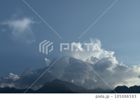 北杜市白州町、夏の午後沸き立つ入道雲 北杜市白州町、夏の午後沸き立つ入道雲 105886583