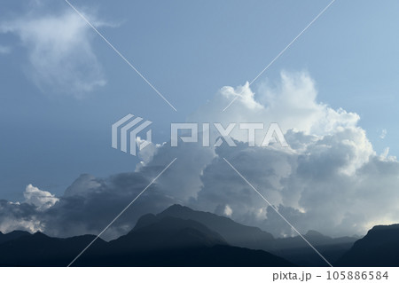 北杜市白州町、夏の午後沸き立つ入道雲 北杜市白州町、夏の午後沸き立つ入道雲 105886584