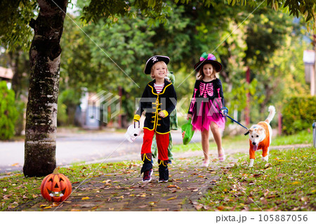 Kids trick or treat. Halloween fun for children. 105887056