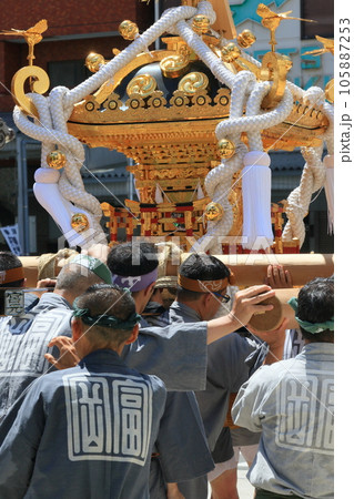 富岡八幡宮の水かけ祭り　お神輿　江戸三大祭り 105887253