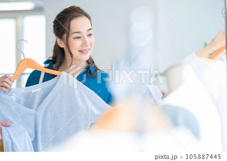 買い物をする女性　服を選ぶ女性 105887445