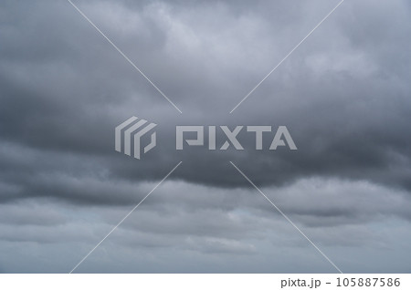 イメージ素材【曇空・暗い空・憂鬱】 105887586