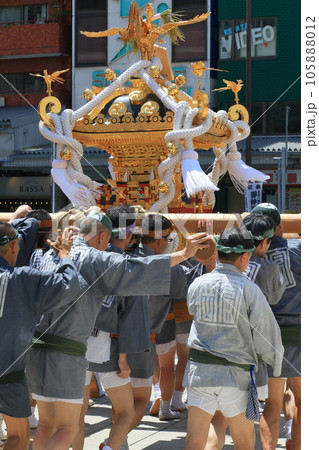 富岡八幡宮のお神輿　江戸三大祭り　水かけ祭り 105888012