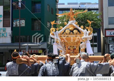 富岡八幡宮のお神輿 江戸三大祭り 水かけ祭り 富岡八幡宮のお神輿 江戸三大祭り 水かけ祭り 105888013