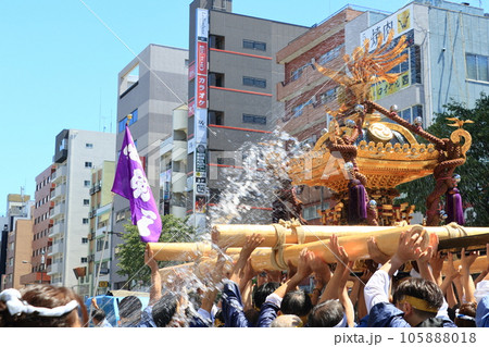 富岡八幡宮のお神輿 江戸三大祭り 水かけ祭り 富岡八幡宮のお神輿 江戸三大祭り 水かけ祭り 105888018
