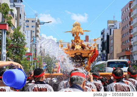 富岡八幡宮のお神輿　江戸三大祭り　水かけ祭り 105888023