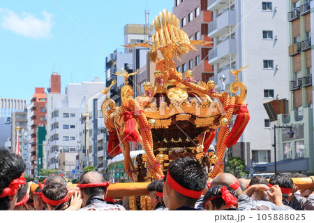 富岡八幡宮のお神輿　江戸三大祭り　水かけ祭り 105888025