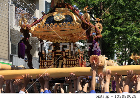 富岡八幡宮のお神輿 江戸三大祭り 水かけ祭り 富岡八幡宮のお神輿 江戸三大祭り 水かけ祭り 105888029