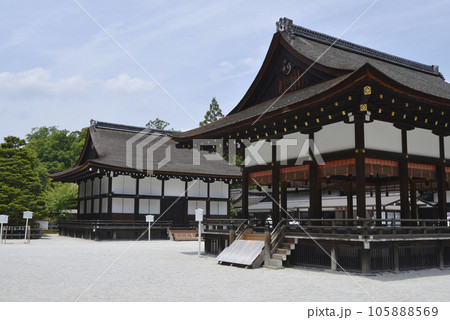 下鴨神社　神服殿と舞殿　京都市左京区 105888569