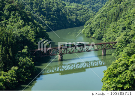 夏の只見線と只見川 105888711