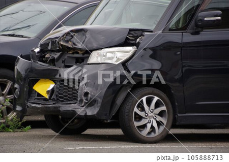 事故車 フロント部分が壊れた軽自動車の写真素材 [105888713] - PIXTA