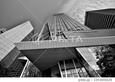 東京 東京都再開発複合施設の虎ノ門ヒルズ森タワーなど超高層ビルの風景 モノクローム 東京 東京都再開発複合施設の虎ノ門ヒルズ森タワーなど超高層ビルの風景 モノクローム 105888826
