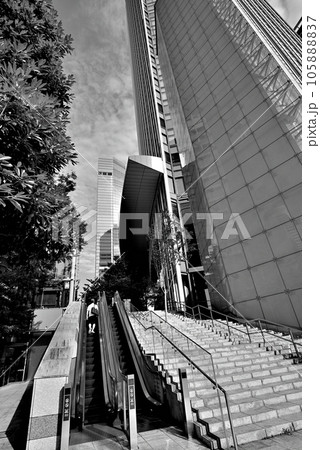 東京 東京都再開発複合施設の虎ノ門ヒルズ森タワーなど超高層ビルの風景 モノクローム 東京 東京都再開発複合施設の虎ノ門ヒルズ森タワーなど超高層ビルの風景 モノクローム 105888837