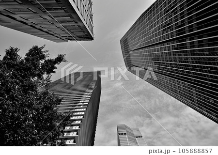 東京 東京都再開発複合施設の虎ノ門ヒルズ森タワーなど超高層ビルの風景 モノクローム 東京 東京都再開発複合施設の虎ノ門ヒルズ森タワーなど超高層ビルの風景 モノクローム 105888857