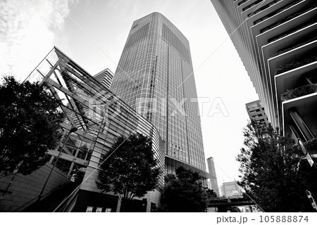 東京 東京都再開発複合施設の虎ノ門ヒルズ森タワーなど超高層ビルの風景 モノクローム 東京 東京都再開発複合施設の虎ノ門ヒルズ森タワーなど超高層ビルの風景 モノクローム 105888874