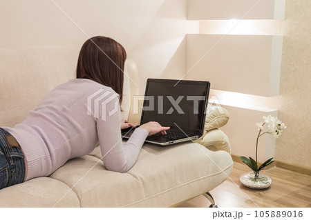 Girl with laptop 105889016