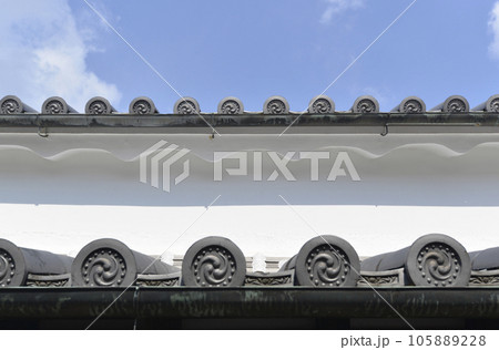 江戸時代の街並み今井町　白壁と瓦屋根　奈良県橿原市 105889228