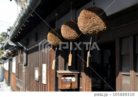 江戸時代の街並み今井町　酒屋の杉玉　奈良県橿原市 105889310