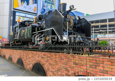 東京　港区　新橋駅西口広場 (SL広場) 105889839