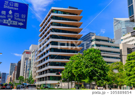 東京　港区　西新橋交差点の都市風景 105889854