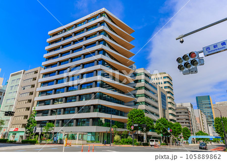 東京　港区　西新橋交差点の都市風景 105889862