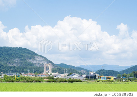 【樽見鉄道】工場と田園風景を駆け抜ける列車 105889902