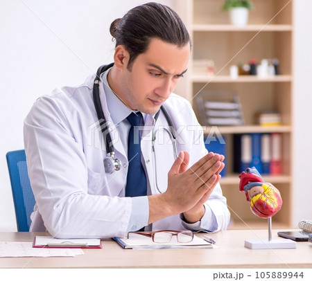 Young male doctor lecturer cardiologist working in the clinic 105889944