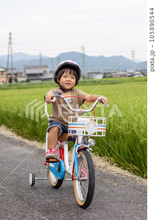 補助輪付きの自転車に乗る子ども 補助輪付きの自転車に乗る子ども 105890544