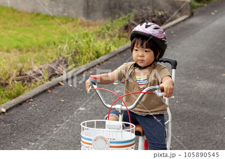 補助輪付きの自転車に乗る子ども 補助輪付きの自転車に乗る子ども 105890545