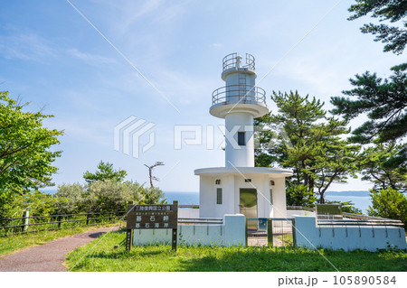 「岩手県」新緑の中に立つ碁石埼灯台　大船渡市 105890584
