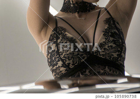 ランジェリードレスを着た女性の胸元 ランジェリードレスを着た女性の胸元 105890738
