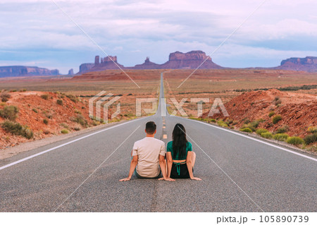 Happy couple on the famous road to Monument Valley in Utah. Amazing view of the Monument valley. 105890739