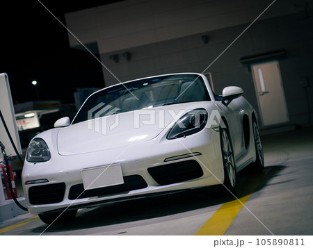 夜のガソリンスタンドにて ポルシェ718ボクスター 夜のガソリンスタンドにて ポルシェ718ボクスター 105890811