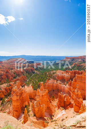 Nature scene showing beautiful hoodoos, pinnacles and spires rock formations including famous Thors Hammer in Utah, United States.  105890837
