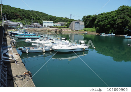 三重県志摩市の漁港 105890906